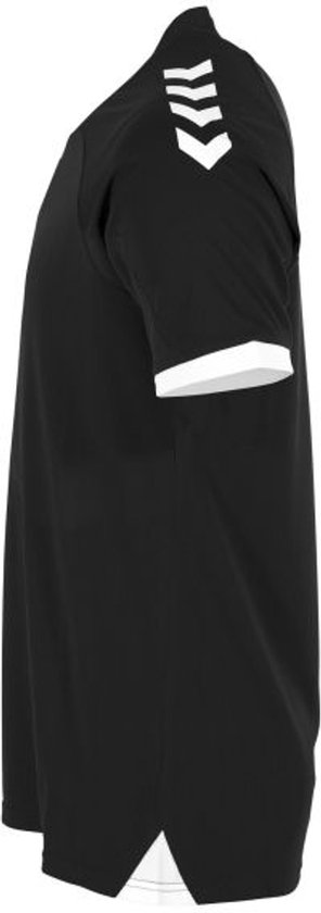 Zijkant van een zwart sportshirt met witte zoom en witte hummel chevrons op de schouder.
