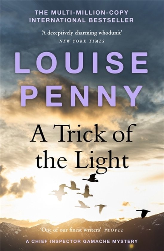 Boek 'A Trick of the Light' van Louise Penny. Een Chief Inspector Gamache Mystery. Met een lucht vol wolken en een groep overvliegende vogels.