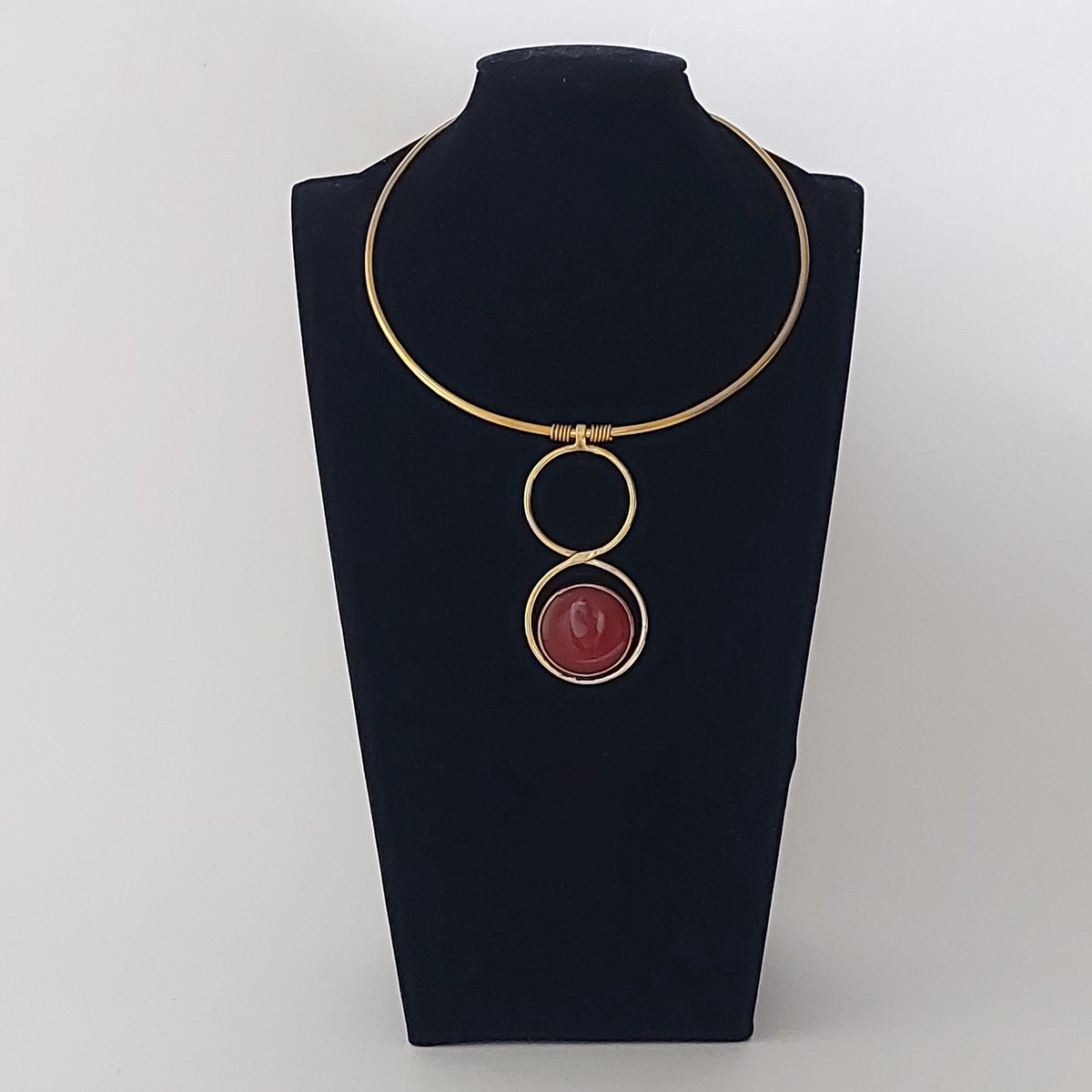 hals sieraad - choker - van messing met ronde rode glassteen handgemaakt duurzaam gerecycled glas