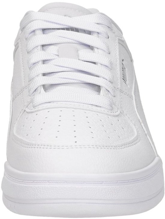 Vooraanzicht van witte leren Puma sneakers met veters en Puma-logo op de zijkant.