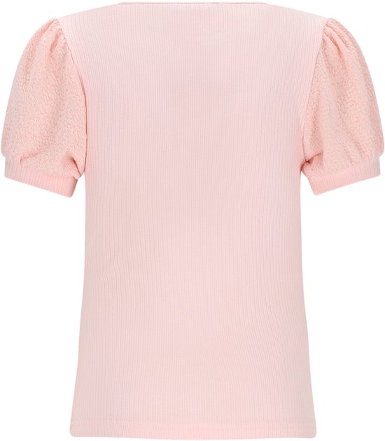Achterkant van een lichtroze t-shirt met pofmouwen en geribde stof.