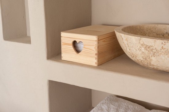 Houten kistje met klepdeksel en een hartvormige handgreep, staand op een plank naast een waskom.