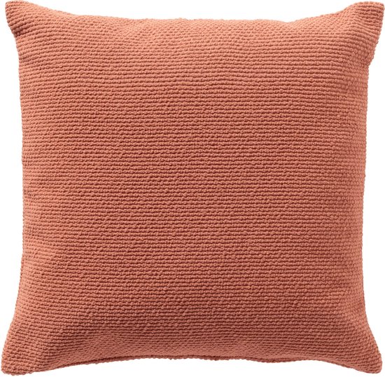 Un coussin orange à texture tricotée, isolé sur fond blanc.