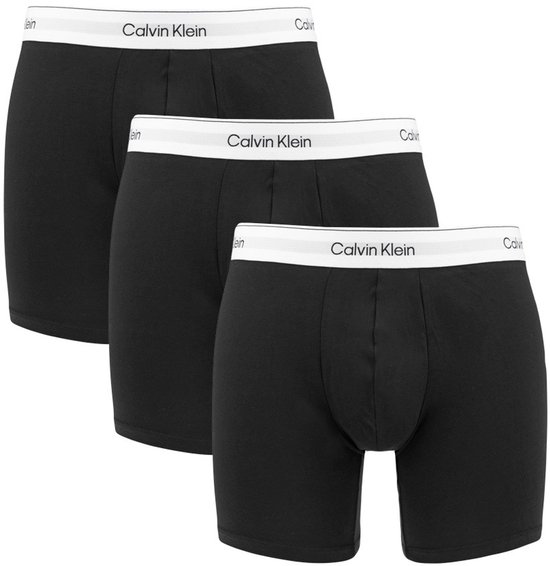 Drie zwarte Calvin Klein boxers met witte tailleband, van voren gezien.