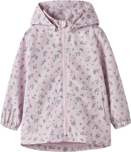 Lichtroze jas met capuchon en bloemenprint in roze, blauw en wit. Ritssluiting aan de voorkant.
