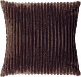 Bruin corduroy sierkussen met verticale ribbels en een rits, op een witte achtergrond.