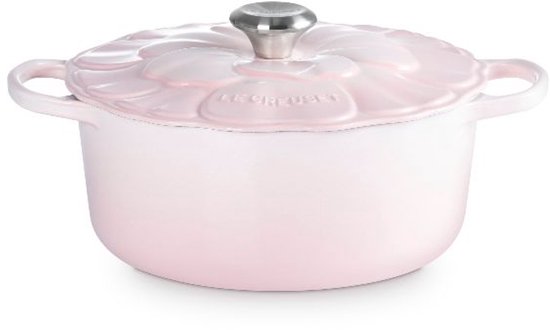 Roze Le Creuset braadpan met bloemvormig deksel, zijaanzicht.