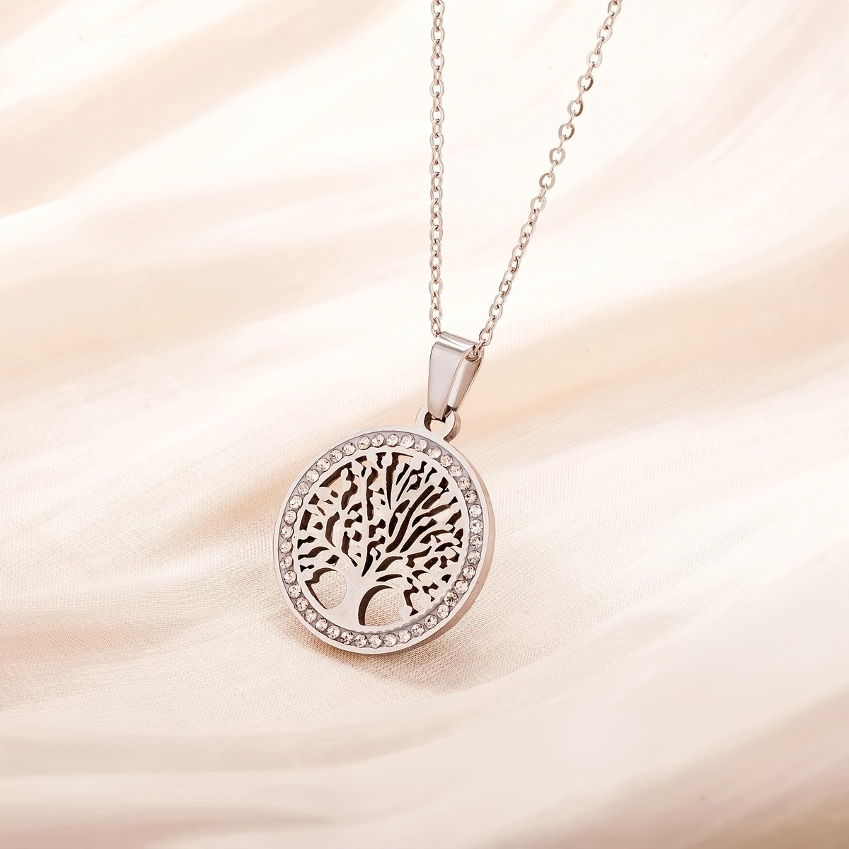 Sjika - Zilveren Levensboom Ketting met Zirkonia – Ronde Hanger – Elegant & Tijdloos – Cadeau voor Haar