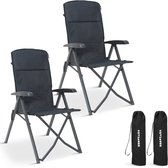 Twee donkergrijze campingstoelen en twee bijpassende draagtassen, afgebeeld op een witte achtergrond.