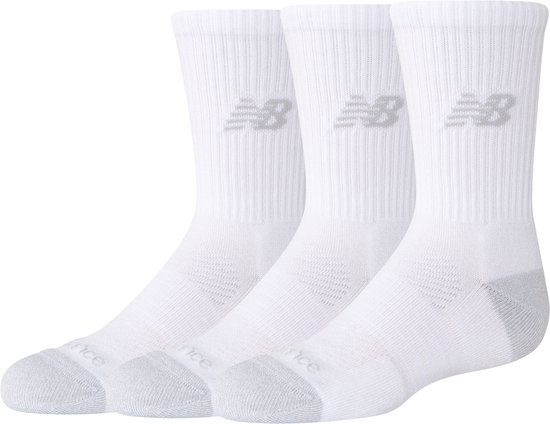 Drie witte New Balance sportsokken met grijze logo's en grijze hielen en tenen.