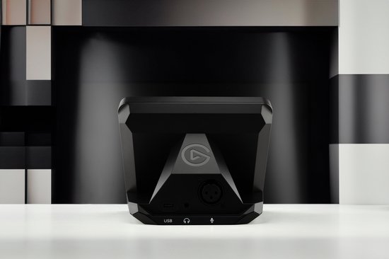 De achterkant van de zwarte Elgato XLR Dock MK.2, met USB-, hoofdtelefoon- en microfoonaansluitingen.