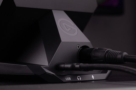 Close-up van de achterkant van de zwarte Elgato XLR Dock MK.2, met een aangesloten XLR-kabel en USB-kabel.