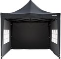 Een open, antracietkleurige partytent met zijkanten met twee gebogen ramen aan elke kant, op een zwarte achtergrond.