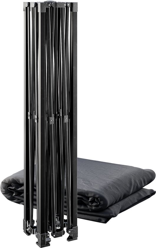 Een ingeklapt zwart metalen frame en een opgevouwen antracietkleurig tentdoek, op een zwarte achtergrond.