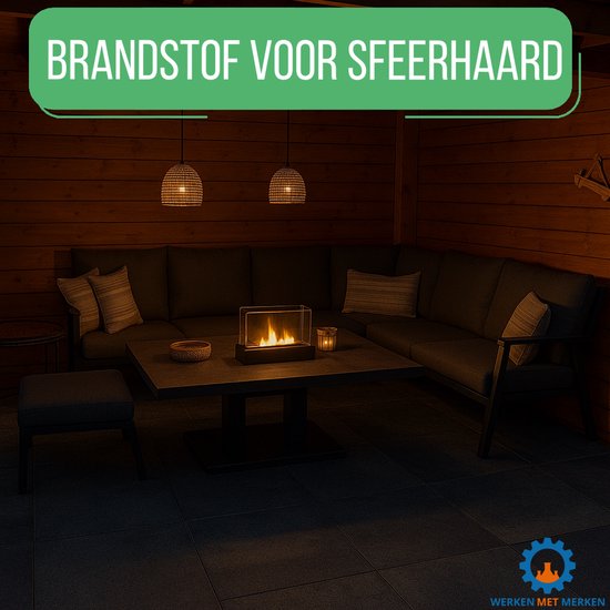 Sfeervolle zithoek buiten met een brandende bio-ethanol haard op de salontafel. BRANDSTOF VOOR SFEERHAARD.