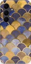 Telefoonhoesje met blauw-gouden schubbenpatroon.