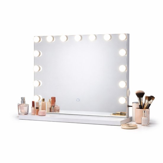 Hollywood spiegel met verlichting op een witte lijst, met make-up en parfums. Spiegel is 58x48cm.