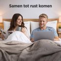 Vrouw met een mok in bed, naast een man met laptop. Beiden lachend. 'Samen tot rust komen'.