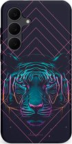 Zwarte telefoonhoes met een neon tijgerkop in blauw, groen en roze tinten, tegen een donkere achtergrond met roze lijnen.