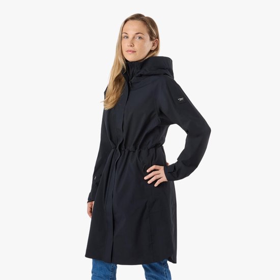 Femme portant un long manteau noir à capuche, un cordon de serrage à la taille et un logo sur la manche.