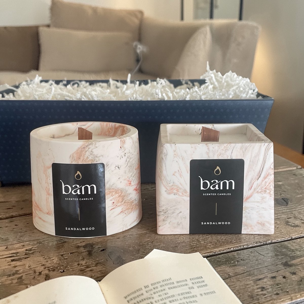 BAM 2 geurkaarsen SANDALWOOD in een geschenkmand