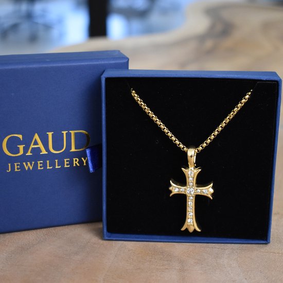 Gouden kruisketting met zirkonia stenen in een blauwe GAUD JEWELLERY cadeaubox.