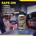 Hand met Meguiar's Whole Car Air Re-Fresher, 2 oz., in een auto-interieur.