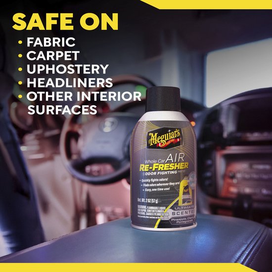 Hand met Meguiar's Whole Car Air Re-Fresher, 2 oz., in een auto-interieur.