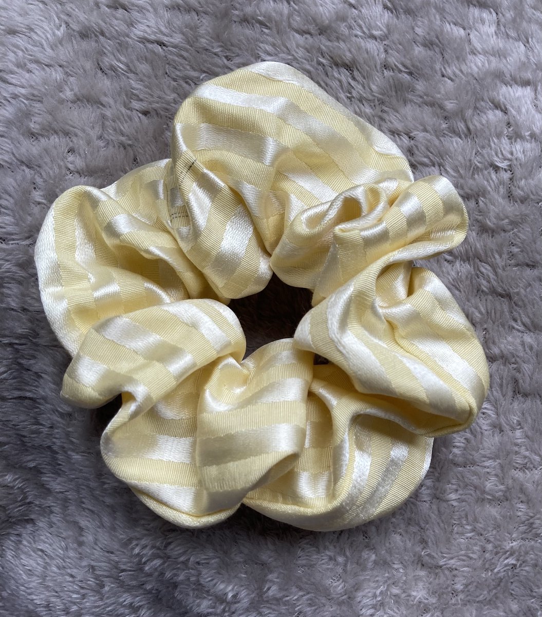Scrunchie XL - zomers geel gestreept - handgemaakt - handmade - yellow - haarwokkel