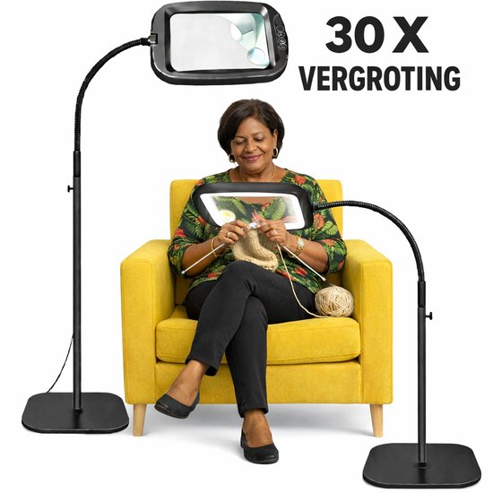 Vrouw breit in een gele fauteuil, geflankeerd door twee staande vergrootlampen met LED-verlichting. Tekst: 30 X VERGROTING.