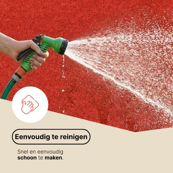 Een hand sproeit water op rode kunstgras. Tekst: Eenvoudig te reinigen.