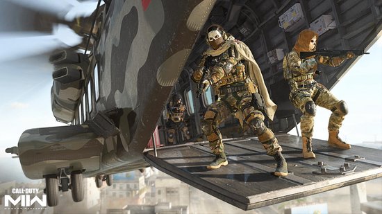 Militairen in camouflageuniformen stappen uit een militair transportvliegtuig met camouflagepatroon. "CALL OF DUTY MIN MODERN WARFARE II"