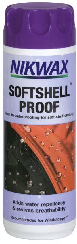 Nikwax Softshell Proof fles met paarse dop. Zilveren fles met blauwe en paarse tekst. Afbeelding van een oranje softshell jas met waterdruppels.