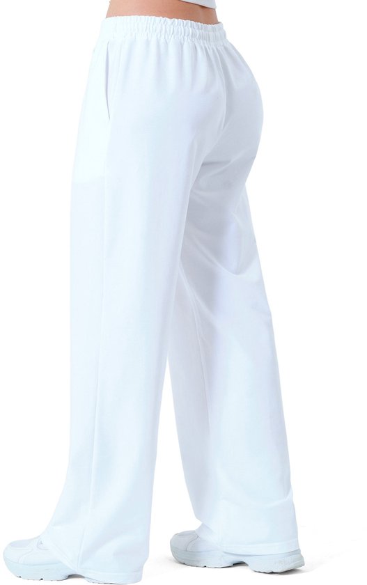 Zijaanzicht van een witte dames joggingbroek met elastische tailleband en wijde pijpen.