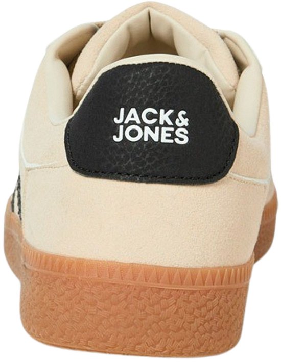 Achterkant van beige suède sneaker met zwart hielstuk en Jack & Jones logo.