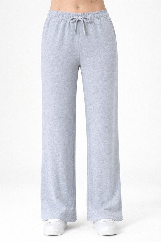 Pantalon de jogging gris avec cordon de serrage et jambes larges.
