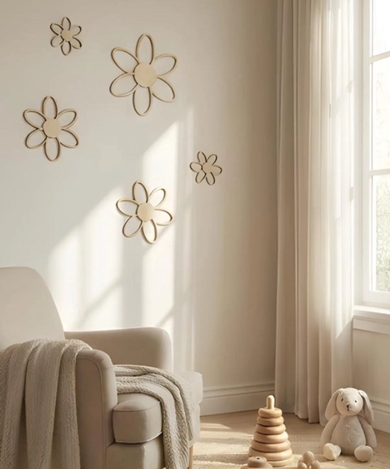 Fleurs en bois comme décoration murale, set de 5, dans une chambre d'enfant avec fauteuil et lapin en peluche.