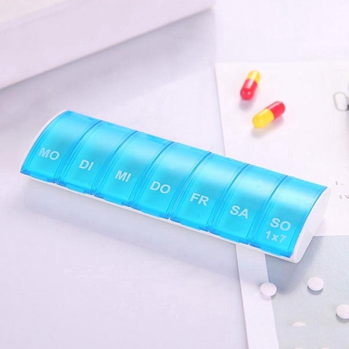 Okado Week Pillendoos Blauw met 7 Compartimenten, Transparante Klepjes met UV-bescherming, Stevig Sluitend, Vaatwasserbestendig, Voor 7 Dagen (1 Vak per Dag)