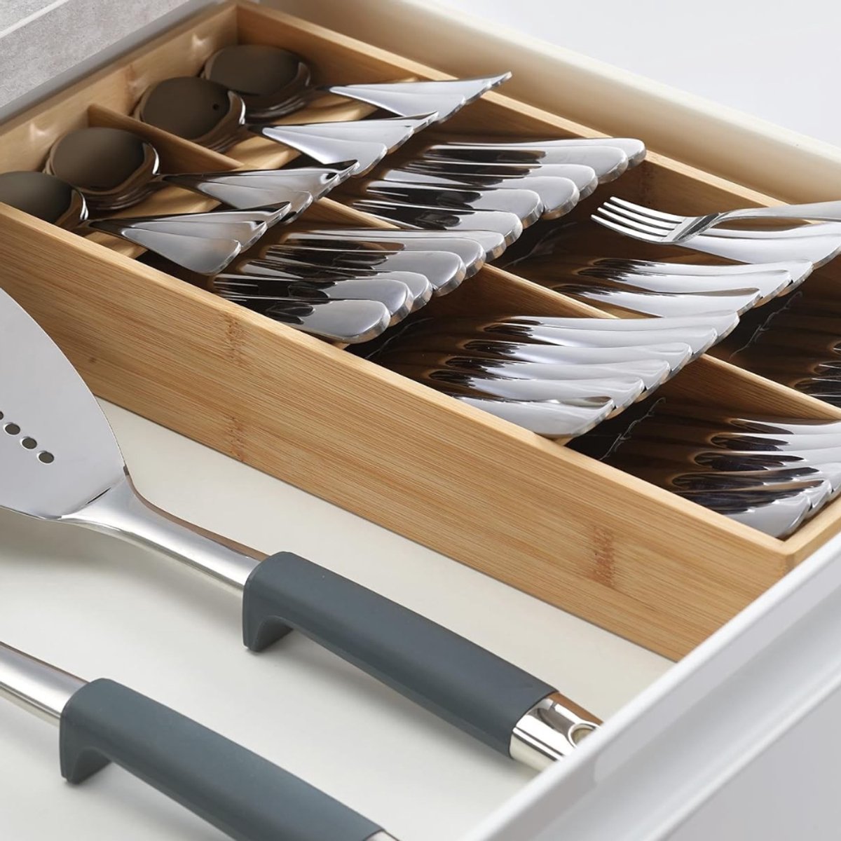 Famanu – Compacte besteklade organizer van bamboe - 8 compartimenten - geschikt voor 48+ stuks bestek - duurzaam en stevig - ruimtebesparend - eenvoudig schoon te maken en te gebruiken in keukenlades