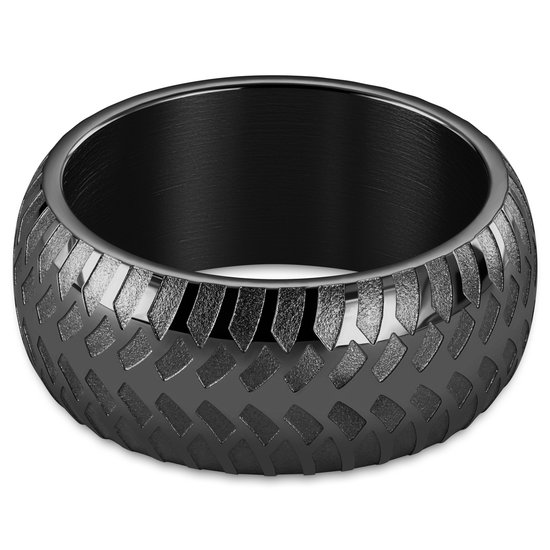Zwarte herenring met een geometrisch patroon dat lijkt op een autoband.