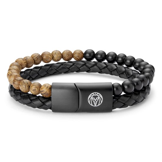 Dubbele armband met zwarte gevlochten leer en twee rijen kralen: bruine houten kralen en zwarte matte kralen. Zwarte metalen sluiting met leeuwenlogo.