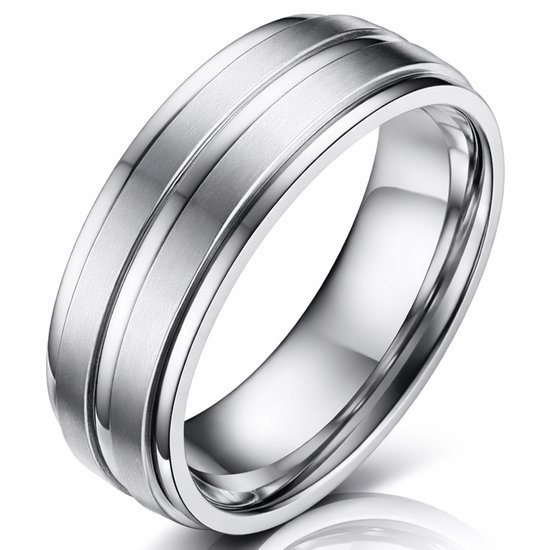 Zilverkleurige titanium herenring met een geborsteld middenstuk en gepolijste randen.