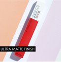 Verpakking van Maybelline SuperStay Matte Ink in felrood met tekst 'ULTRA MATTE FINISH'.