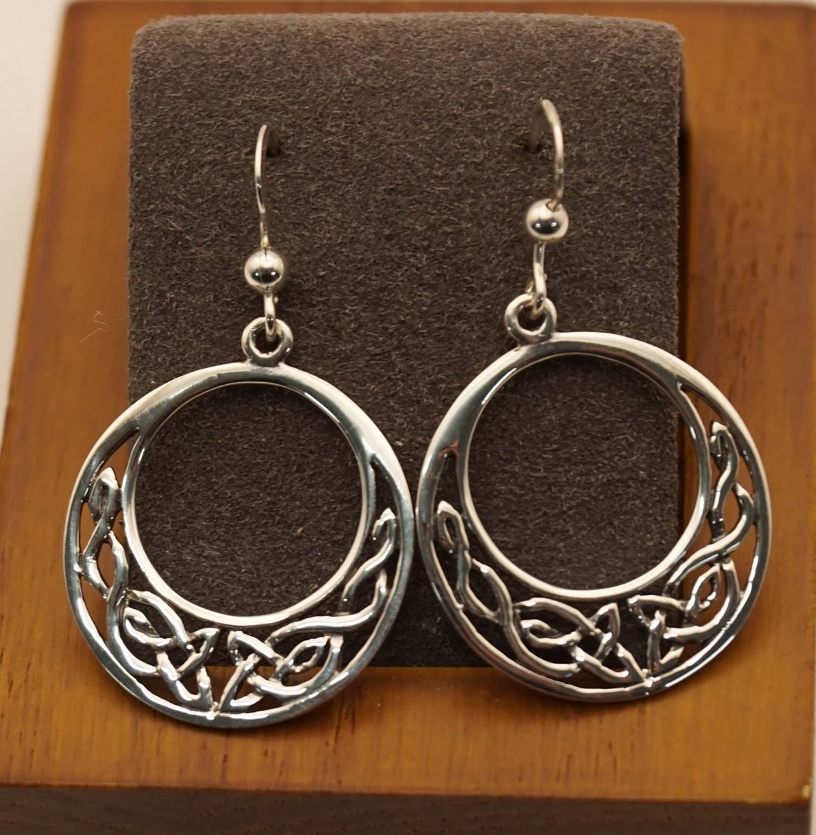 Keltische zilveren oorhangers met in het rondje oneindige keltische knopen - leuke zilveren keltische oorhangers - 925 zilveren celtic oorbellen met eeuwige knoop - stoere ronde oorbellen