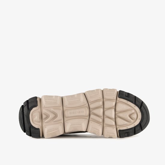 Onderkant van groene Skechers wandelschoen met beige en zwarte profielzool.