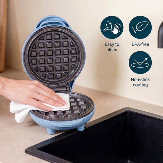 Blauw wafelijzer open, met een hand die het schoonmaakt. Icons voor "Easy to clean" en "Non-stick coating".