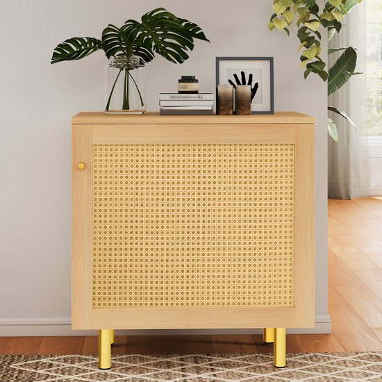 Natuurhouten kast met gesloten rieten deur, gouden pootjes en decoratie op het blad.