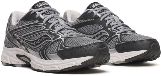 Voorkant van twee grijze en zwarte hardloopschoenen met zilveren details en Saucony logo.