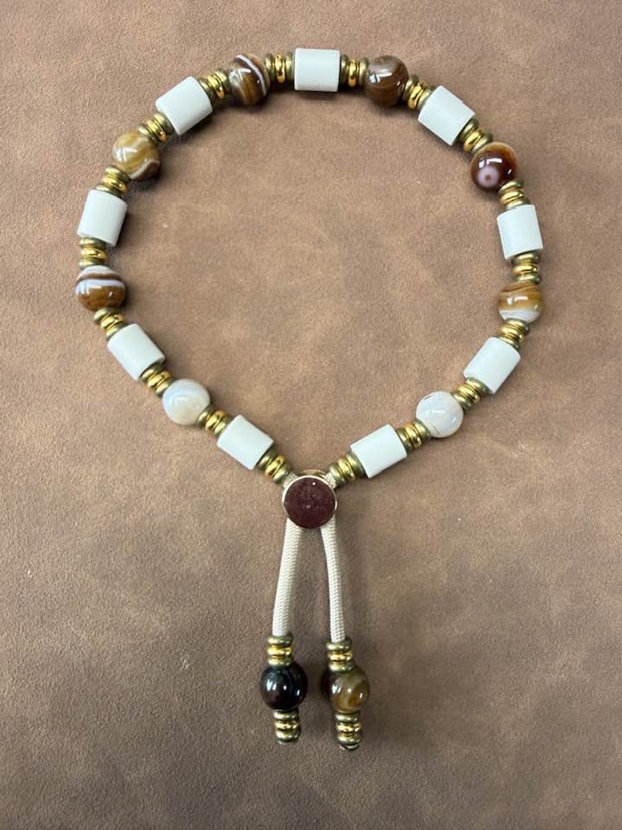 Anti-tekenband ketting - natuursteen - hond - coffee agaat - lengte 33 cm - nekomvang 30 tot en met 36 cm - originele EM-X kralen lichtgrijs effectief tegen vlooien en teken - maat M - bruin/beige/wit - koffie agaat