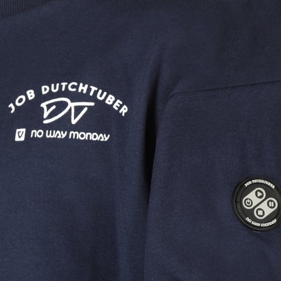 Close-up van de linkerborst van een donkerblauw t-shirt met witte opdruk: 'JOB DUTCHTUBER DV NO WAY MONDAY' en een klein rond embleem.